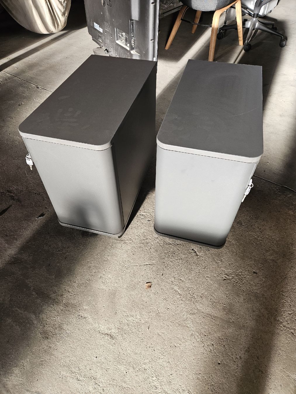 Korpus: 2 Stk. Meroni Bürowagen/Rollcontainer, abschliessbar. – Gebraucht aus Brittnau von Lexmark77