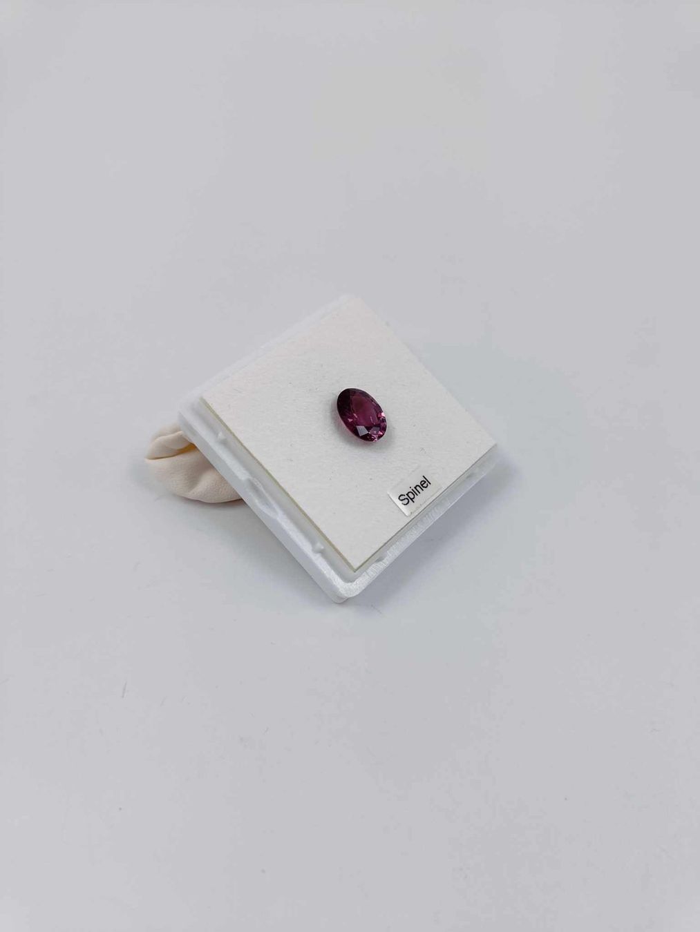 Pietre preziose: 1 VIOLETTER SPINEL 4.72 CT. – Usato da Luzern venduto da EdiGem 2