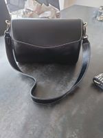 Schwarze Handtasche mit Trageriemen, neu
