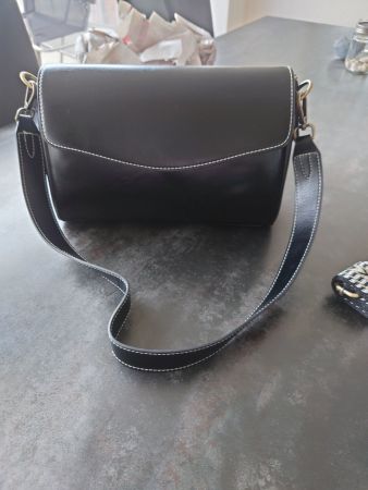 Schwarze Handtasche mit Trageriemen, neu