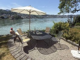 Gartentisch und 4-6 Stühle 