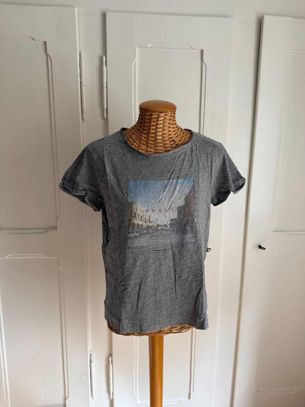 Mango T-Shirts: MANGO - T-Shirt hellgrau mit Print M – Gebraucht aus Zürich von Diazaio