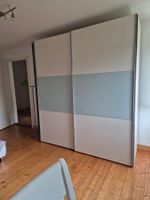 Schwebetürenschrank gross, weiss/hellblau, günstig abzugeben