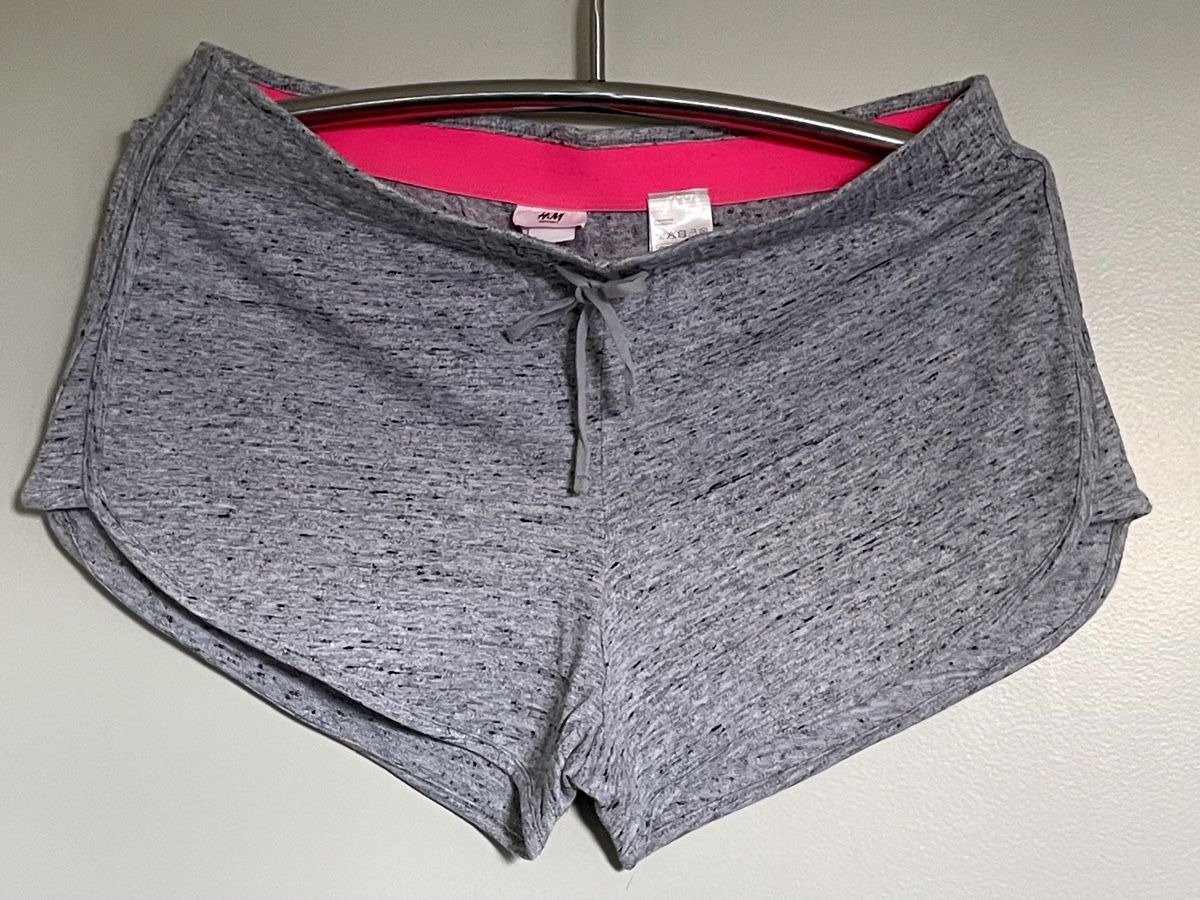 H&M Pantaloni: Short H&M de sport gris chiné, taille M – Nuovo (secondo la descrizione) da Vuadens venduto da Nina11