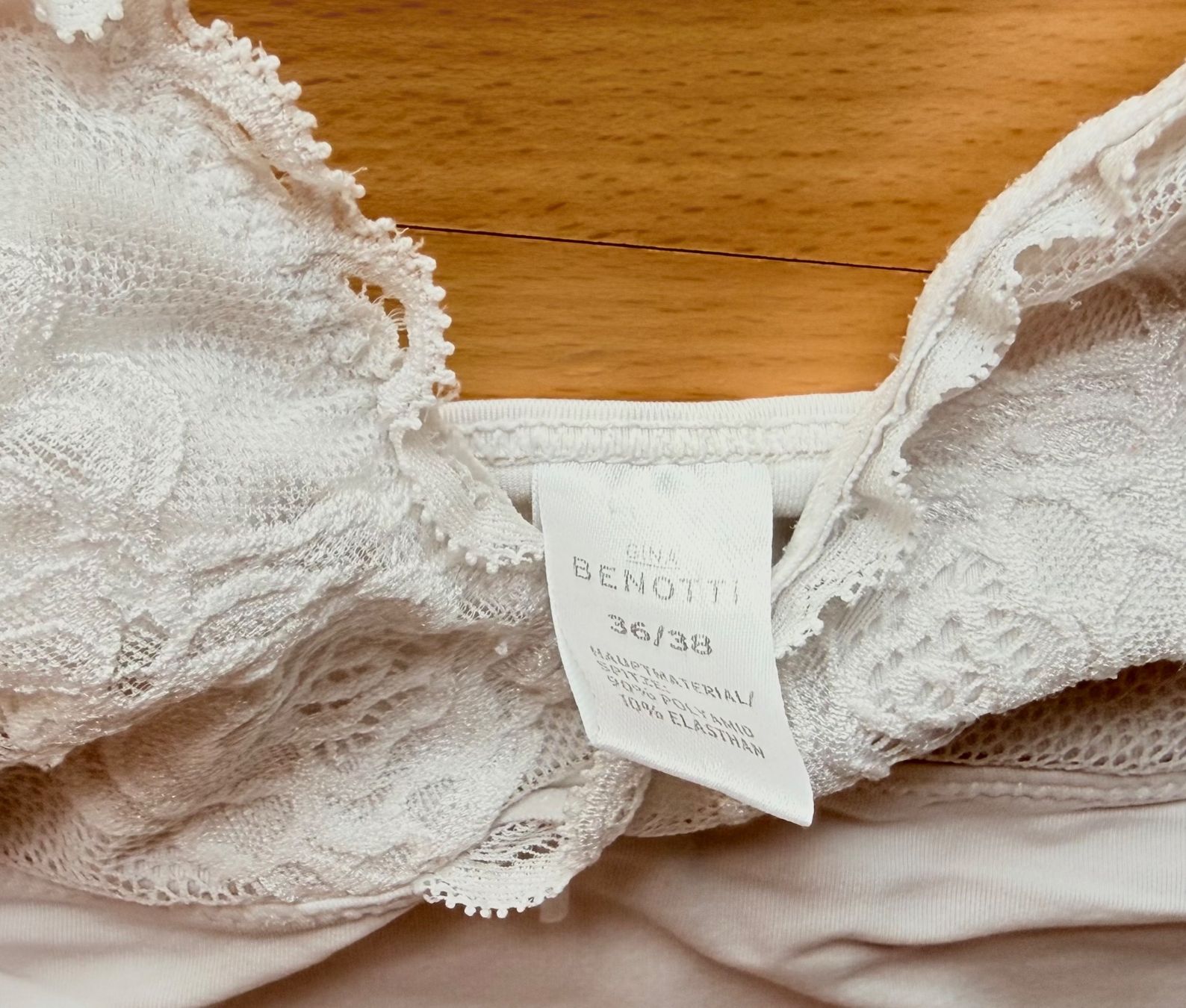 Migros Altra biancheria intima: 2 Hemdchen 1x mit BH Form, weiss Grösse 38 – Usato da Wallbach venduto da 10merlin 2