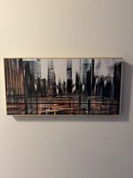Lumas gerahmtes Bild mit abstraktem Stadtmotiv.