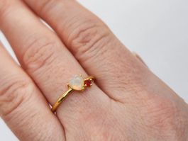 Goldiger Herz-Opal Ring mit Rubin, Grösse 54. Neu!