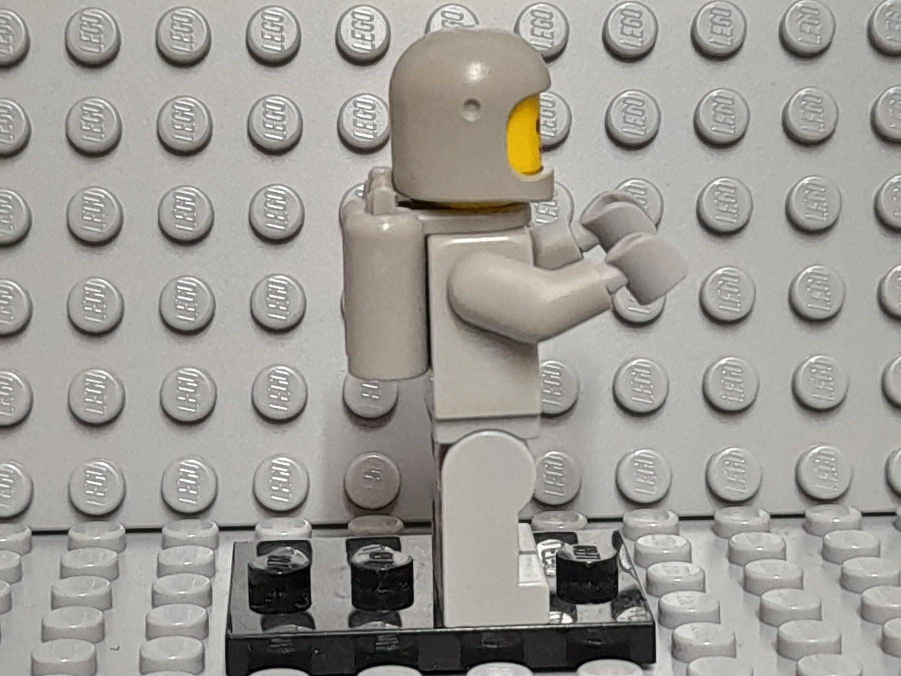 Lego Giocattoli: Lego Classic Space Minifigur hell grau mit Classic Helm – Usato da Derendingen venduto da Boeni80 4