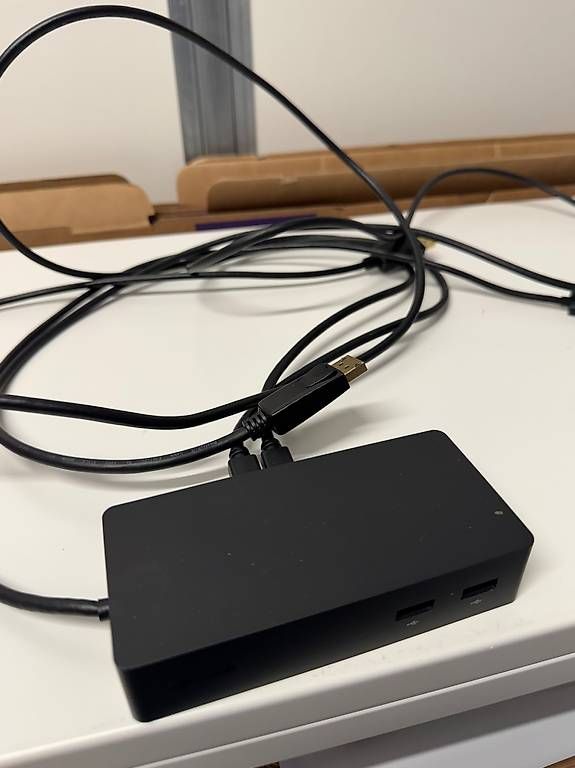 Microsoft Dockingstation: Microsoft Surface Dock mit 2x DisplayPort Kabel – Gebraucht aus Schübelbach von Rahnmont 3