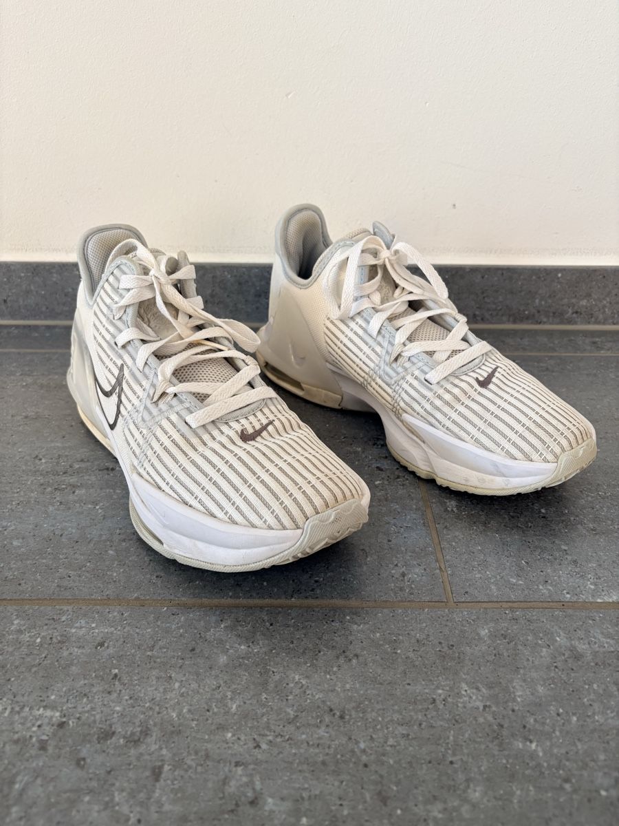 Nike Herrenschuhe: Nike Air Schuhe US 9.5 – Gebraucht aus Seengen von Matrix2020 2