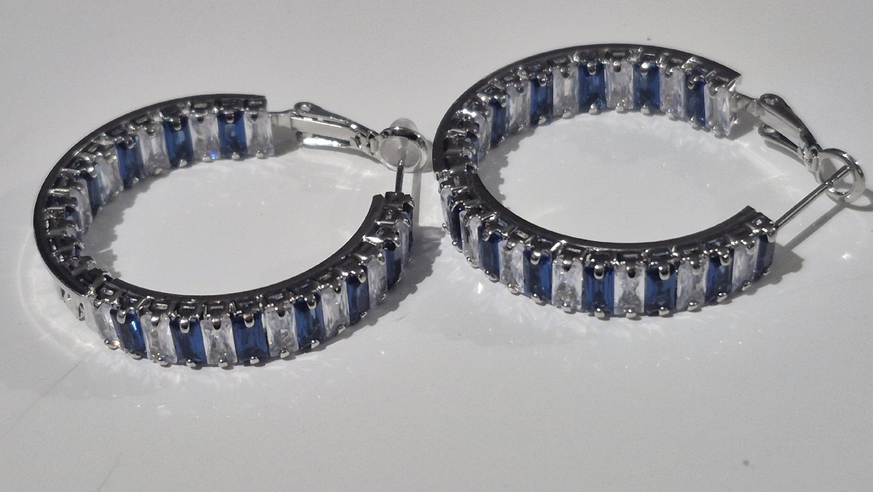 Boucles d'oreille: Orecchini a cerchio con zirconi blu e bianchi argento – Neuf (Voir description) à Giubiasco par Stefaniav 1