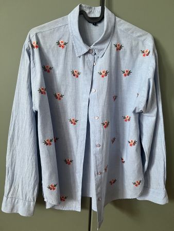 New Look Bluse, Gr. 36, hellblau mit aufgestickten Blumen 🌸