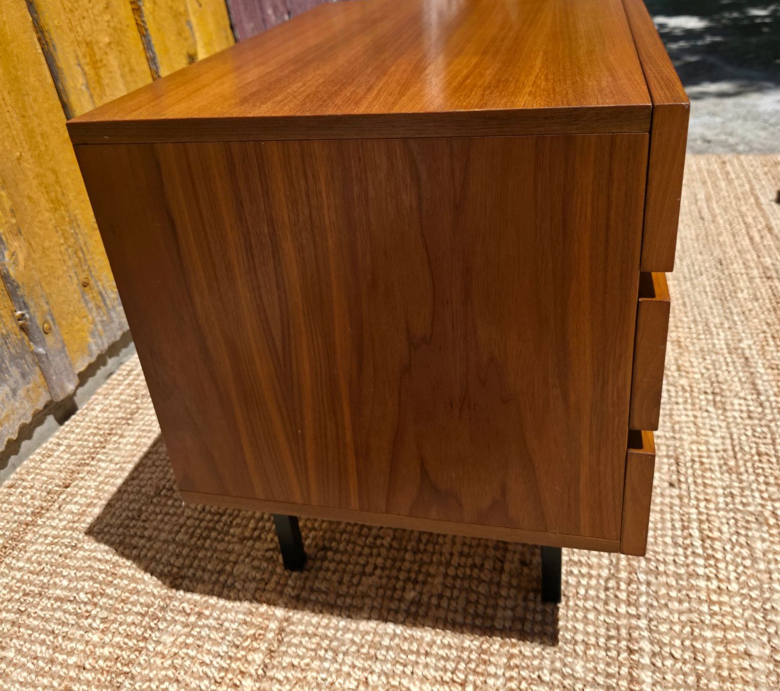 Cassettiere: Mid Century  Minimalist Sideboard Nussbaum – Usato da Haslen AI venduto da Vintagelix 5