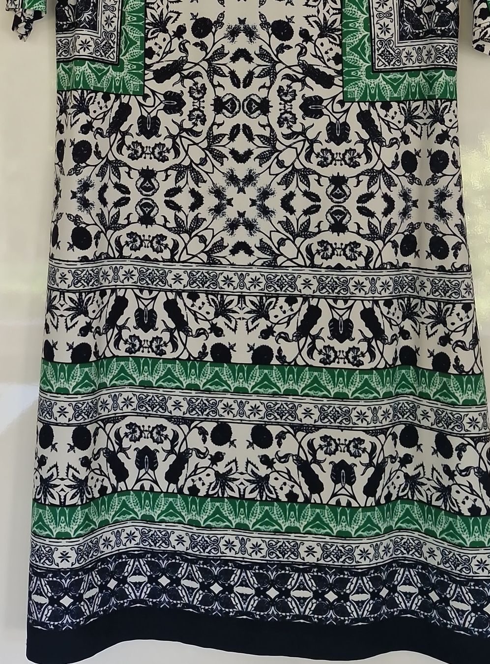 Vestiti: Elegant Dress - Green, Black, and White Pattern – Usato da Bonstetten venduto da Denitza87