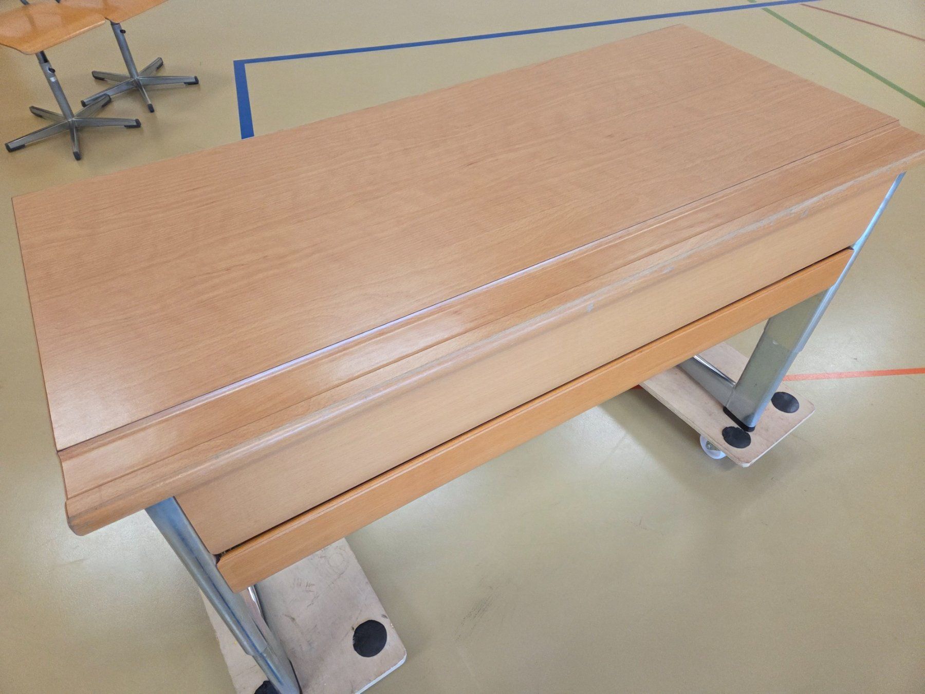 Set tavolo e sedie: Schülerpult mit 2 Stühlen dazu – Usato da Gähwil venduto da Halby 1