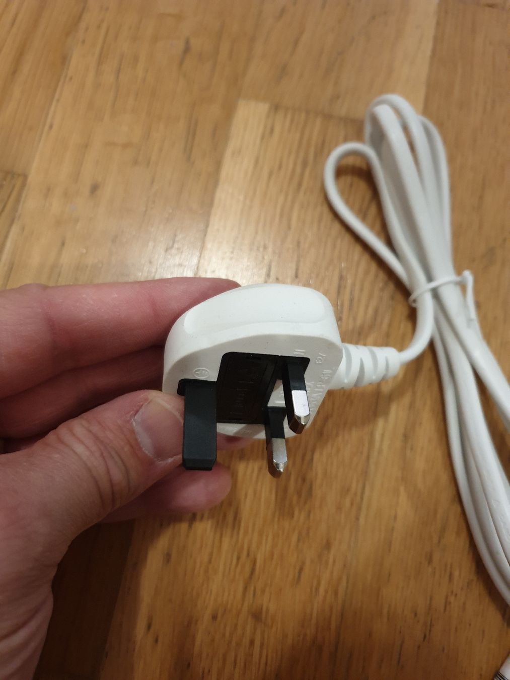 Cavi: Stromkabel C7 Stecker 2 Polig weiss 010 – Usato da Ittigen venduto da Ziok187 3