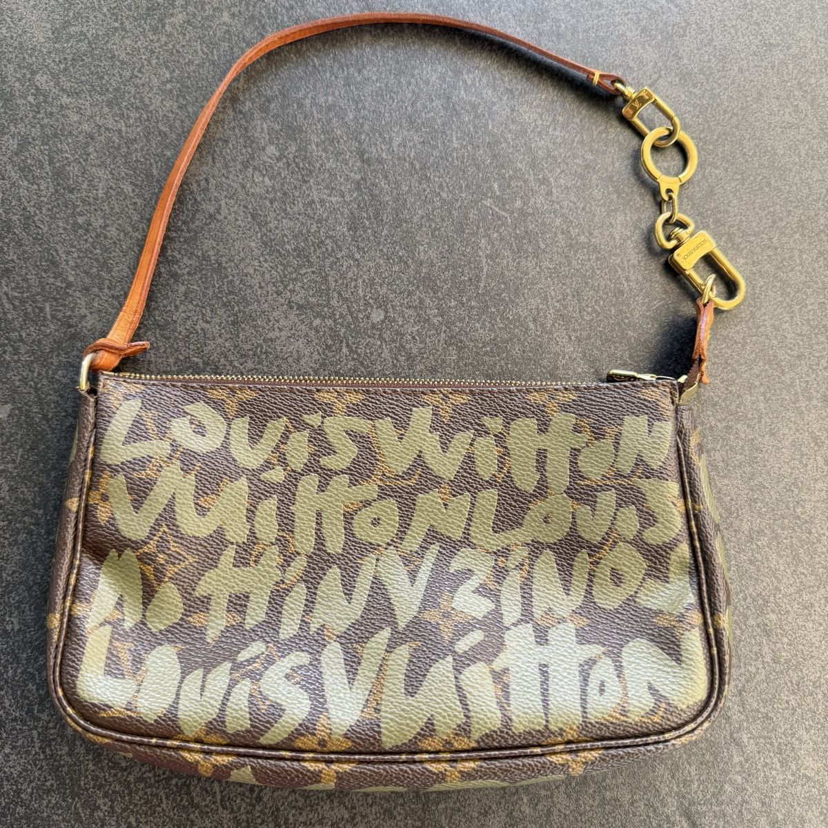 Louis Vuitton Taschen für Damen: Pochette Louis Vuitton & Stephen Sprouse – Gebraucht aus La Tour-de-Peilz von nic_wqf2 1