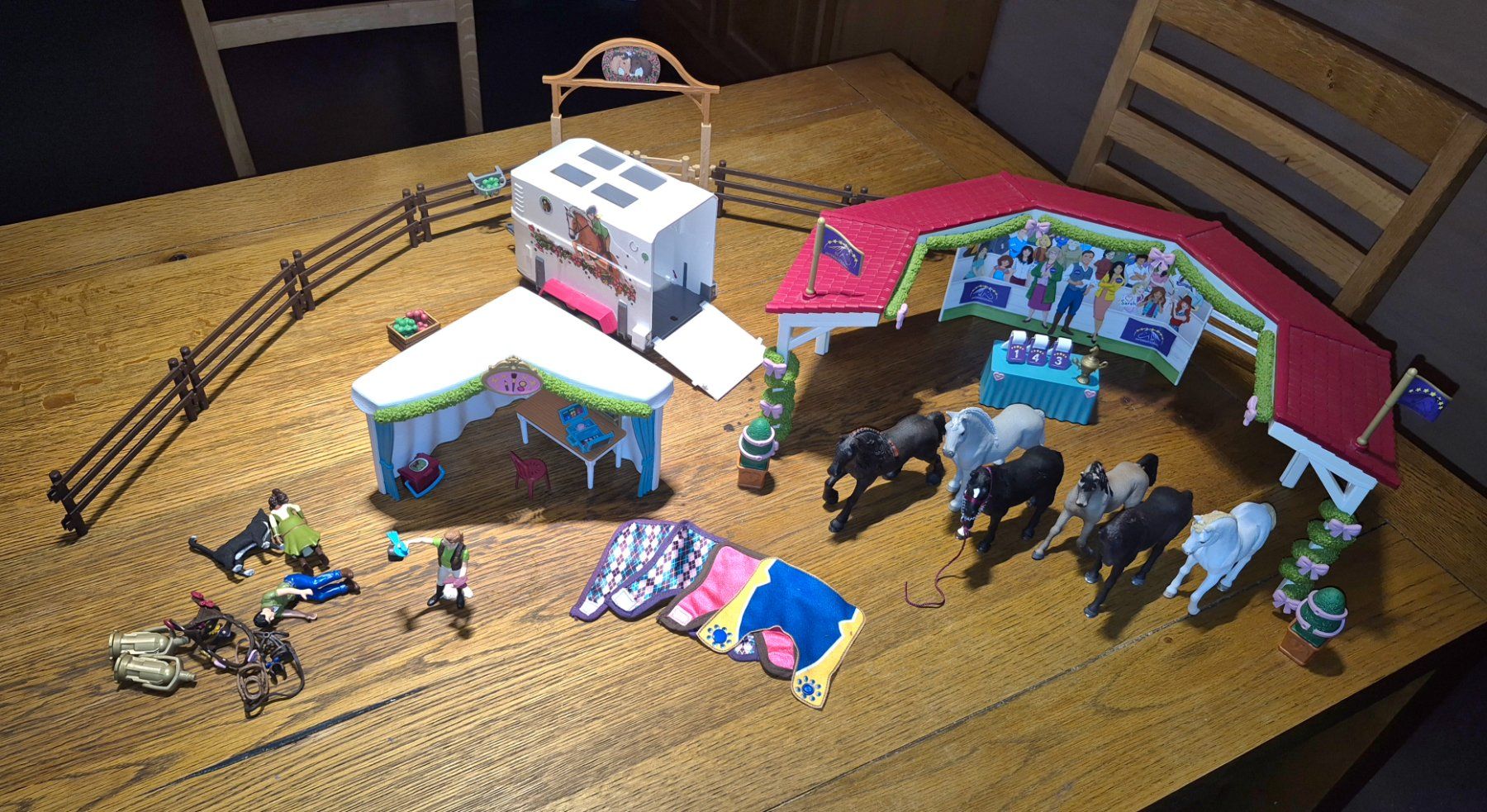Schleich Giocattoli: Schleich - Pferde mit Stall und viel Zubehör – Usato da St. Gallen venduto da Amelie_73