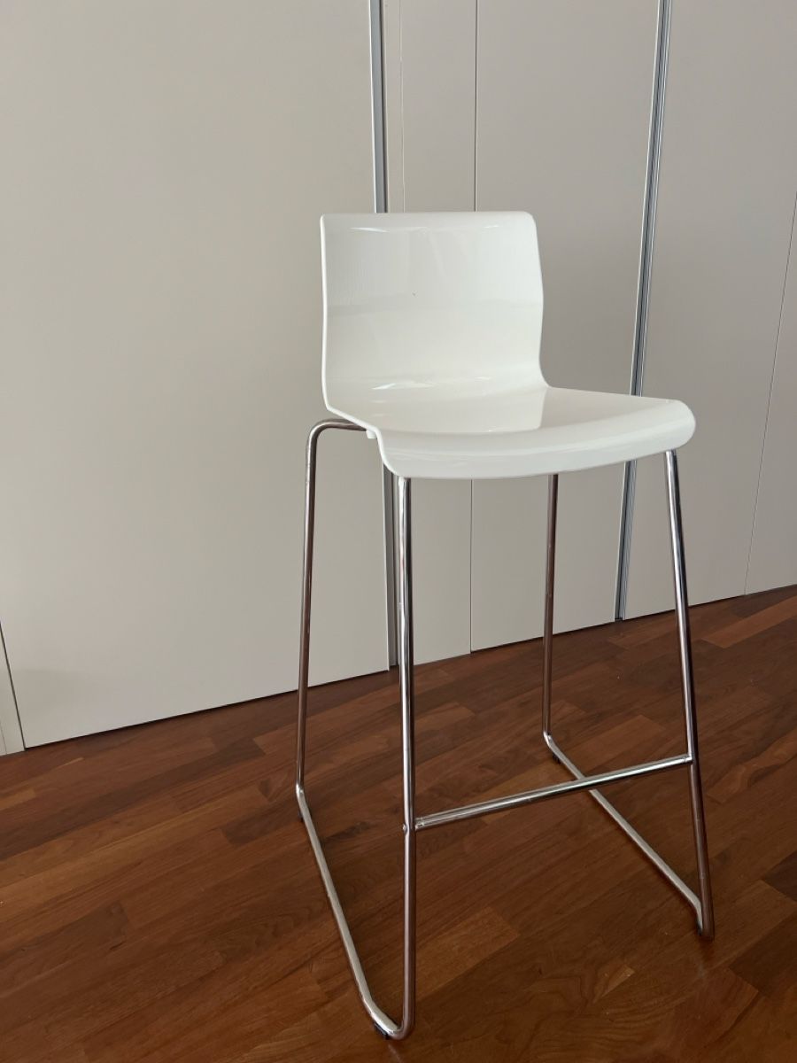 Ikea Hochstühle: Stylish White Bar Stool - Great Condition  – Gebraucht aus Goldau von Kseniya123