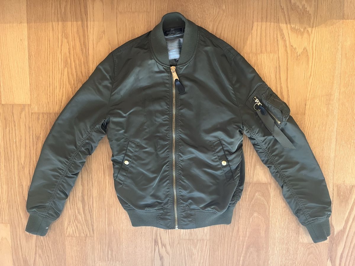 Alpha Industries Jacken: ALPHA INDUSTRIES Bomberjacke Kahki/Gold – Gebraucht aus Visperterminen von jael_andenmatten
