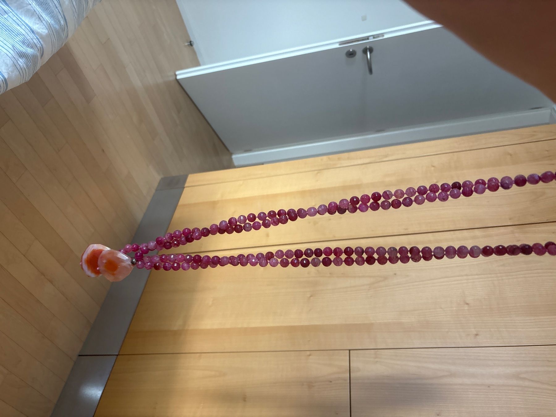 Colliers: Collier de perles roses avec pendentifs en agate – D'occasion à Puidoux par ray_2b5z 1