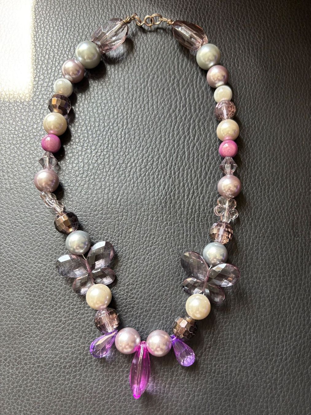 Ketten: Joli collier à papillons et perles - nacrées violettes – Gebraucht aus Peseux von Cresus27 5