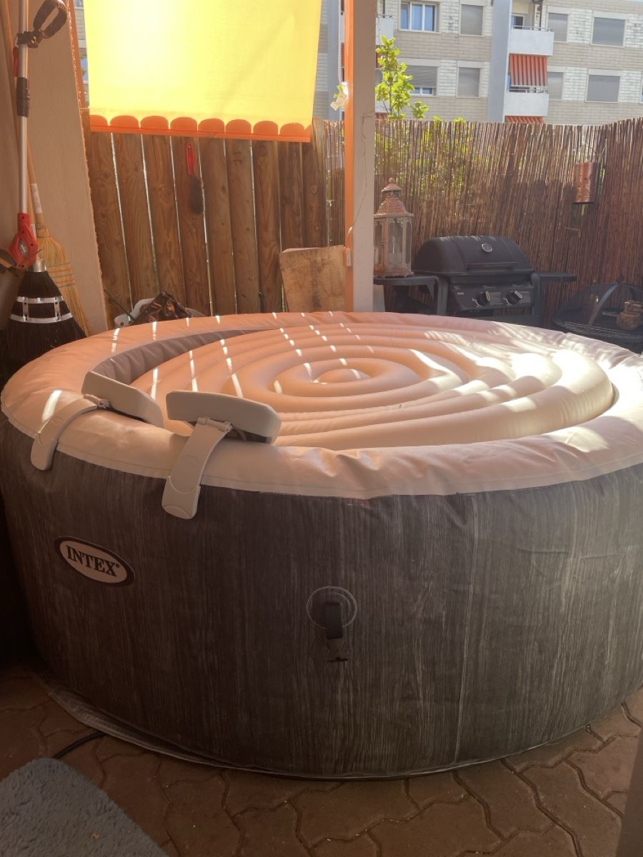 Whirlpool: Intex Whirlpool Spa, inkl. Wellsan Chlor Starter-Set – Gebraucht aus Wil SG von uusanne