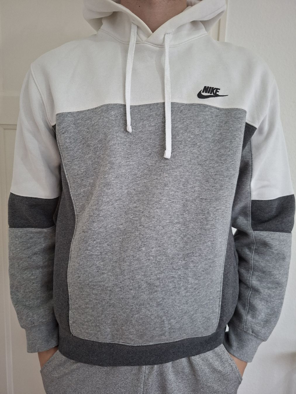 Nike Maglioni & Felpe: Pull Nike Gris, Blanc - – Usato da Renens VD venduto da ser_j2fn