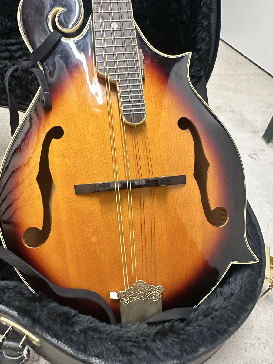 Aria Musikinstrumente: Mandoline Aria Sunburst mit Rockcase Koffer – Gebraucht aus Zürich von Flokke33 2