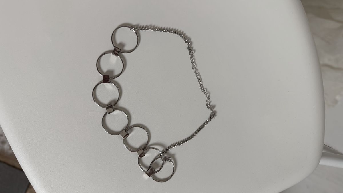 Ketten: Silver metal chain necklace with five interlocking rings – Gebraucht aus Knonau von Grapesvintage 1