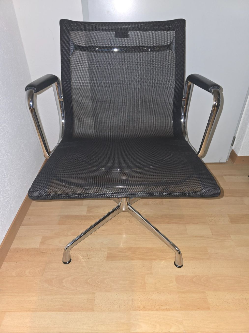 Vitra Chaises: Vitra Eames Aluminium Chair E108 – D'occasion à Muttenz par psc_sl8h