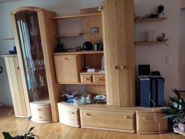 Wohnwand aus Holz mit Vitrine gebraucht guter Zustand