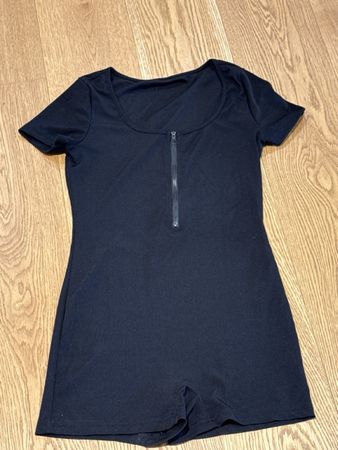 Schwarzer Kurz-Jumpsuit mit Reissverschluss Grösse S neu