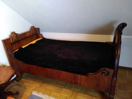 Antikes Einzelbett aus Holz mit Schnitzereien