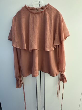 Chemisier rose poudré à volants