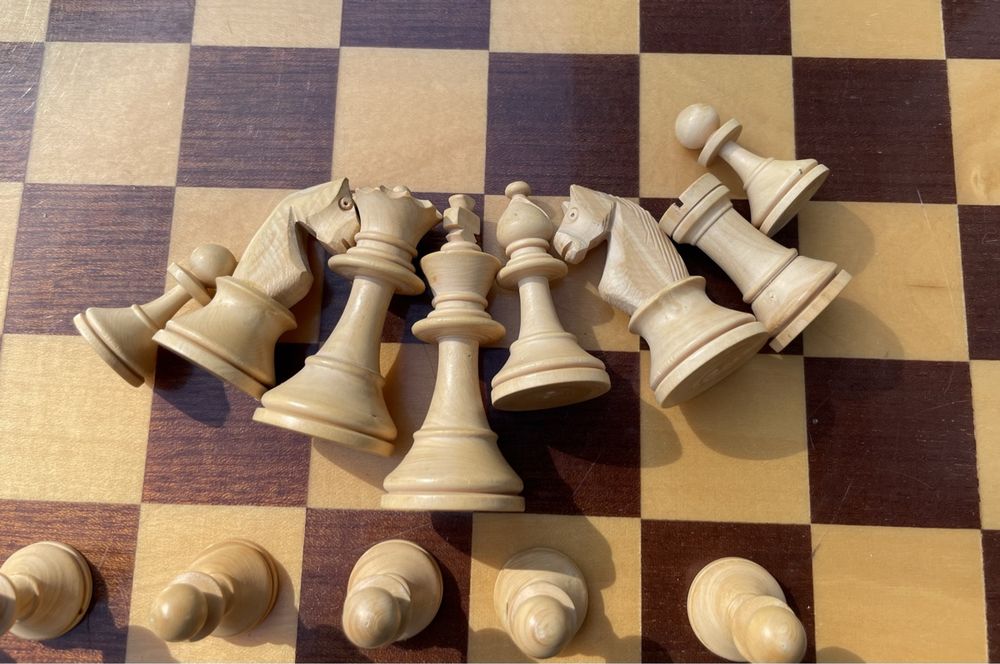 Jeu d'échecs ancien en buis, style Régence, fin XIXe - début