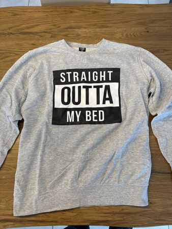Grauer Sweater "Straight Outta My Bed" Gr. XL
