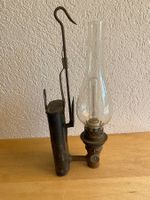 Antike Petrollampe mit Wandhalterung und Aufhängung