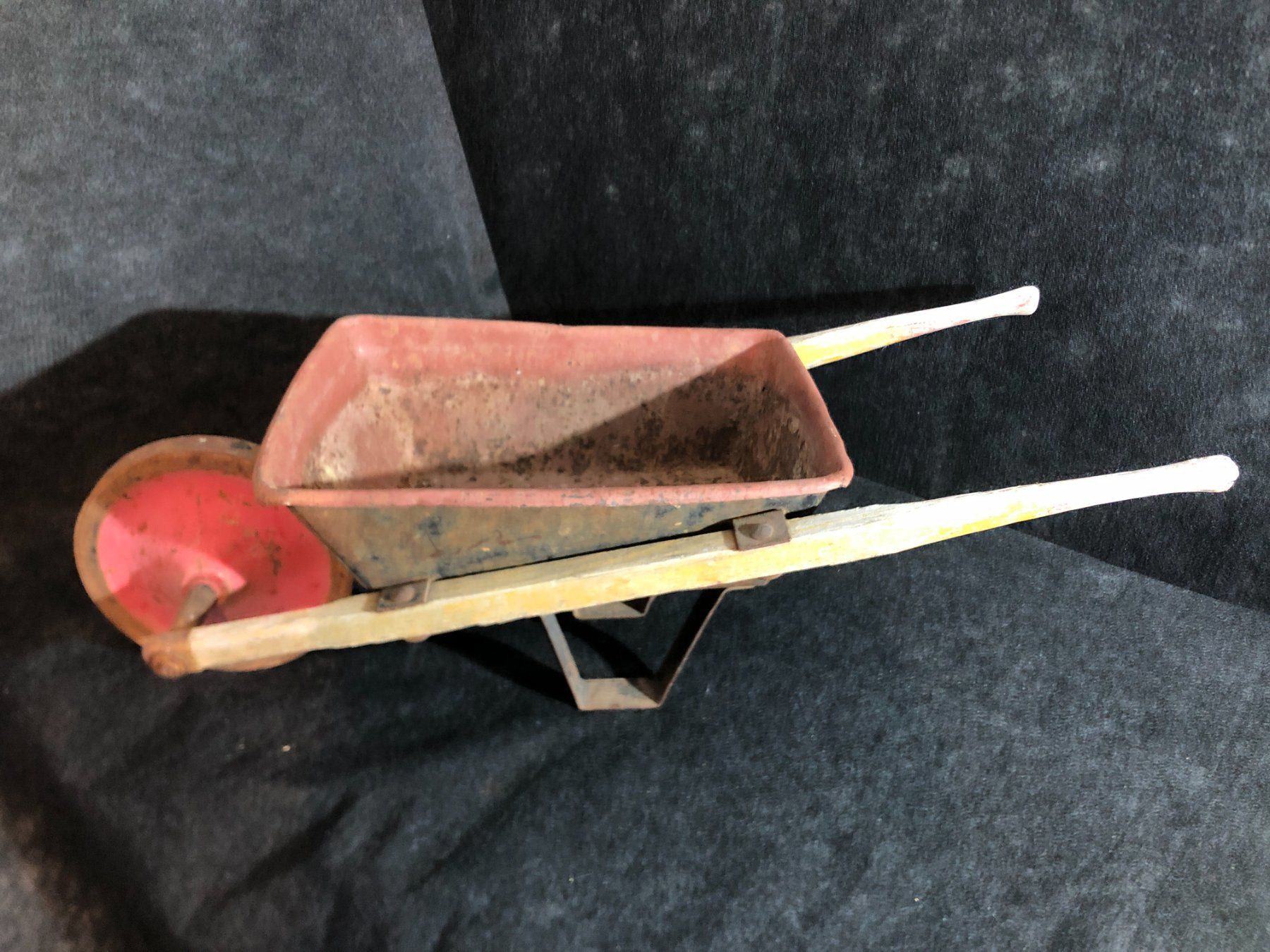 Tutti gli attrezzi: Petite brouette ancienne. – Usato da Saignelégier venduto da Dubois_Vintage
