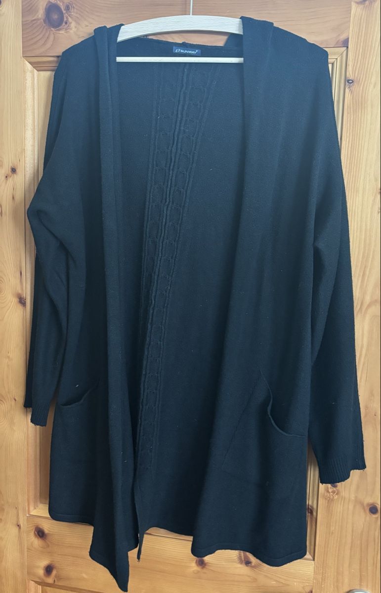 Giacche: Schwarze Strickjacke mit Kapuze – Usato da Celerina venduto da Heli87