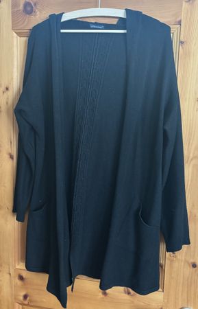 Schwarze Strickjacke mit Kapuze