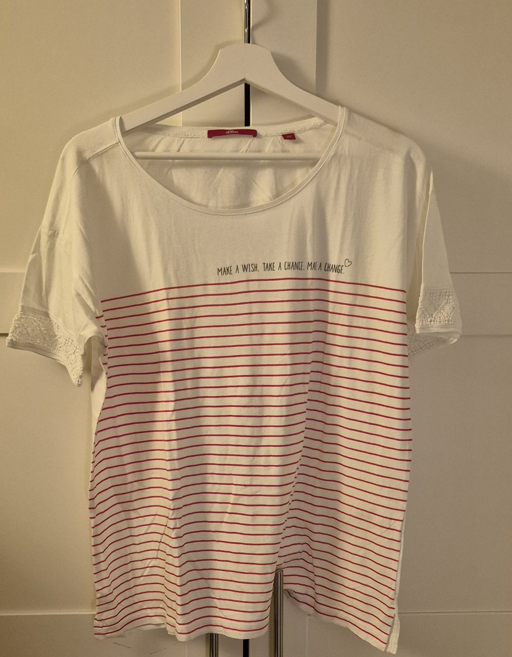 T-shirt: T-Shirt weiss/ rot gestreift – Usato da Zürich venduto da c_ysb2