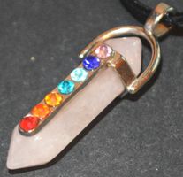 Halskette 3D – Rosa Quarz mit 7 Chakra