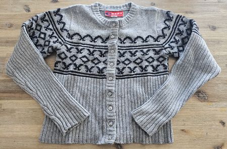 Strickjacke grau mit Muster Grösse 134 guter Zustand