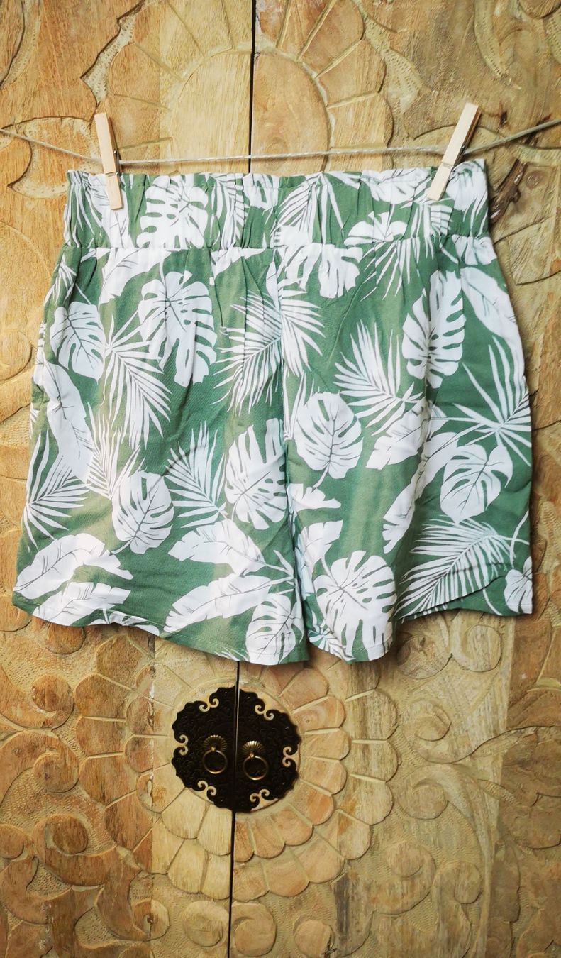 Hosen: Boho Shorts grün Palmenblätter Muster - M – Gebraucht aus Wettingen von JasminL92-3 1
