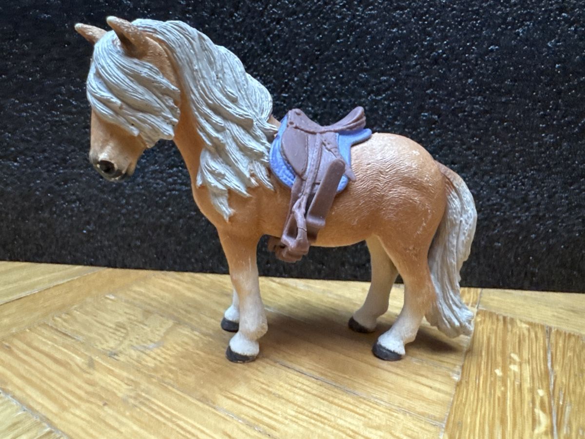 Schleich Statuette: Schleich Pony mit Sattel – Usato da Umiken venduto da hope2008