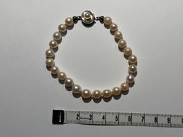 Perlenarmband mit silberner Schliesse