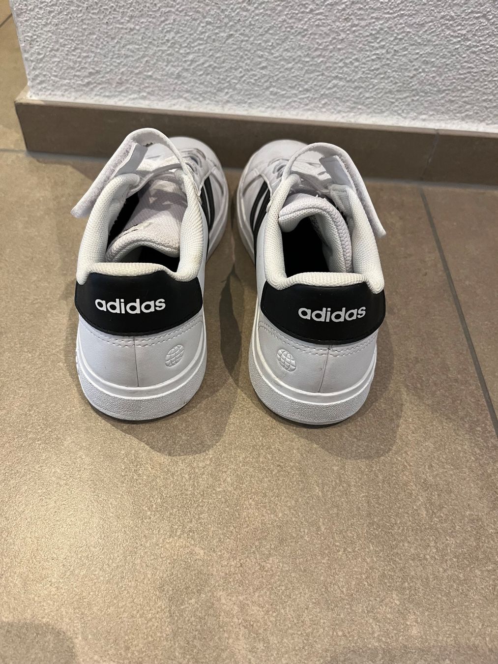 Adidas Schuhe für Jungen: ***ADIDAS*** Sneaker Gr. 34! – Gebraucht aus Volketswil von Kephren 2