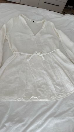 Damen Kleid weiss mit Taillenband V-Ausschnitt neuwertig
