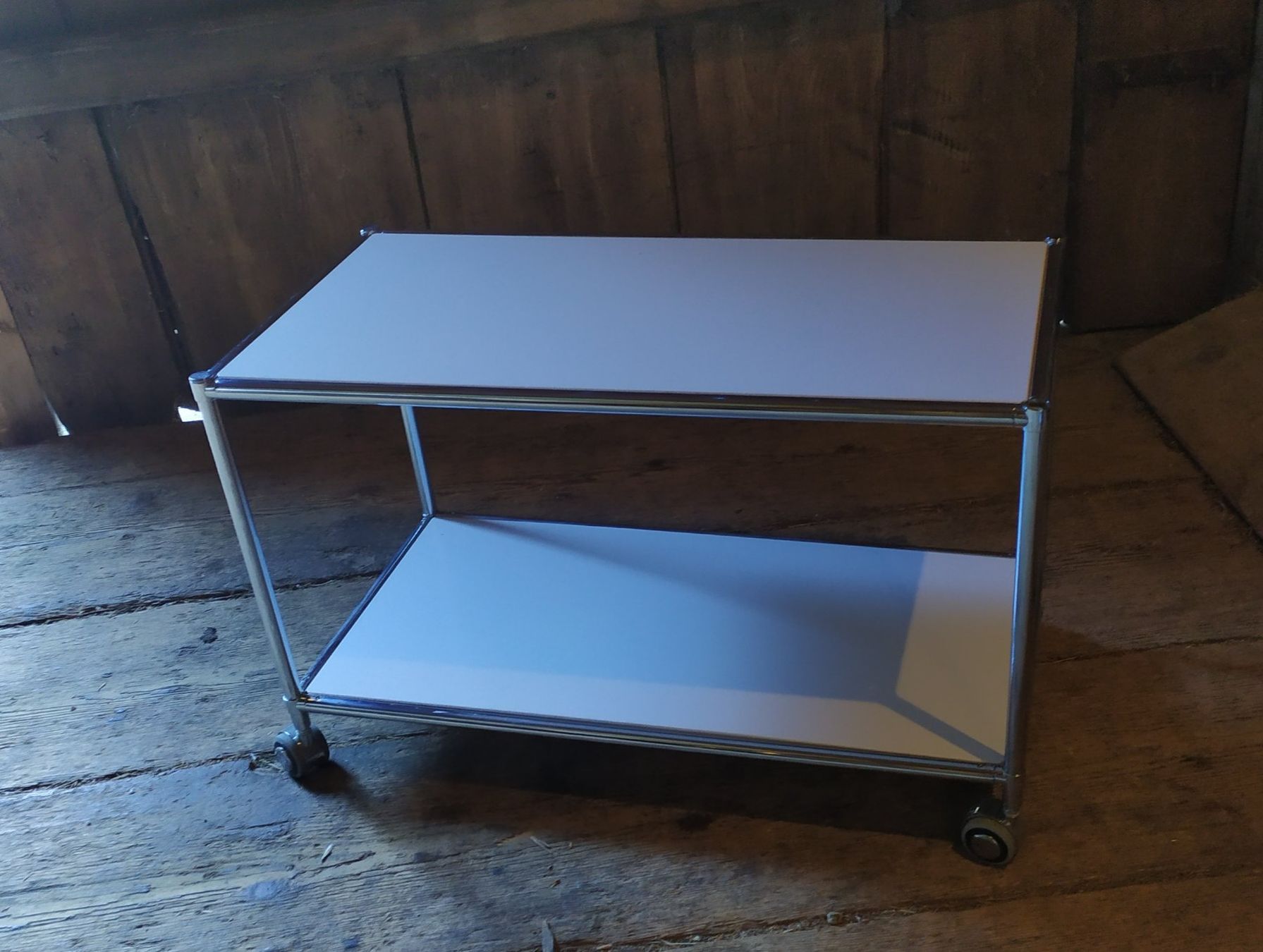Tische: Design Rolltisch weiss – Gebraucht aus Chezard St-Martin von Loucail 2